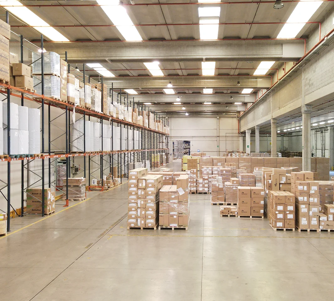 logistica-chisiamo Magazzino spazioso con molte scatole e pallet organizzati